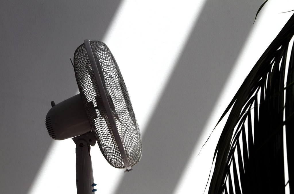 Ein Ventilator verschafft zumindest ein bisschen frische Luft bei Hitze.