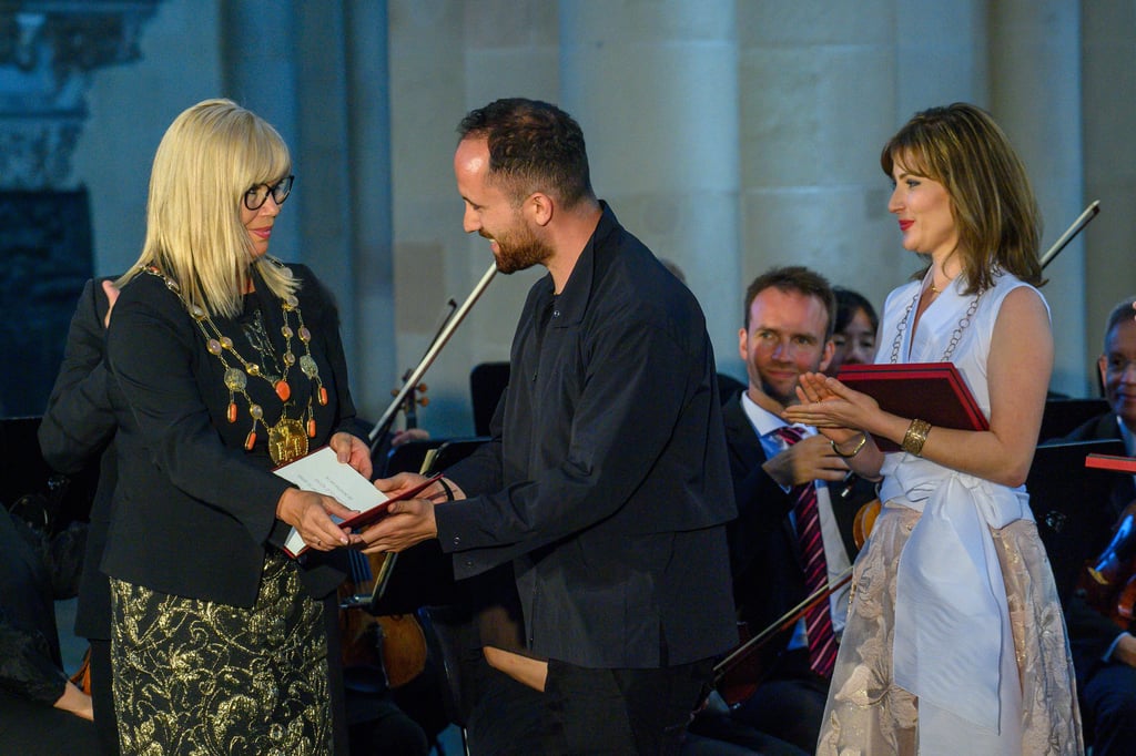 Simone Borris (l.) überreicht dem Pianisten Igor Levit und der Violinistin Lisa Batiashvili im Magdeburger Dom den Kaiser-Otto-Preis 2025.
