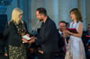 Simone Borris (l.) überreicht dem Pianisten Igor Levit und der Violinistin Lisa Batiashvili im Magdeburger Dom den Kaiser-Otto-Preis 2025. 