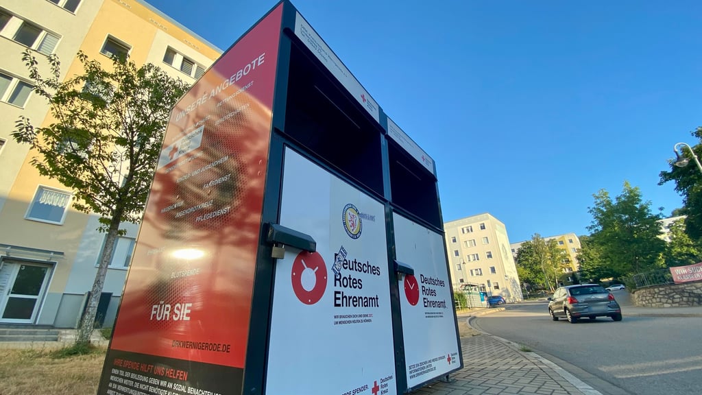 Diese Altkleider-Container im Wernigeröder Wohngebiet Burgbreite werden bald abgebaut.