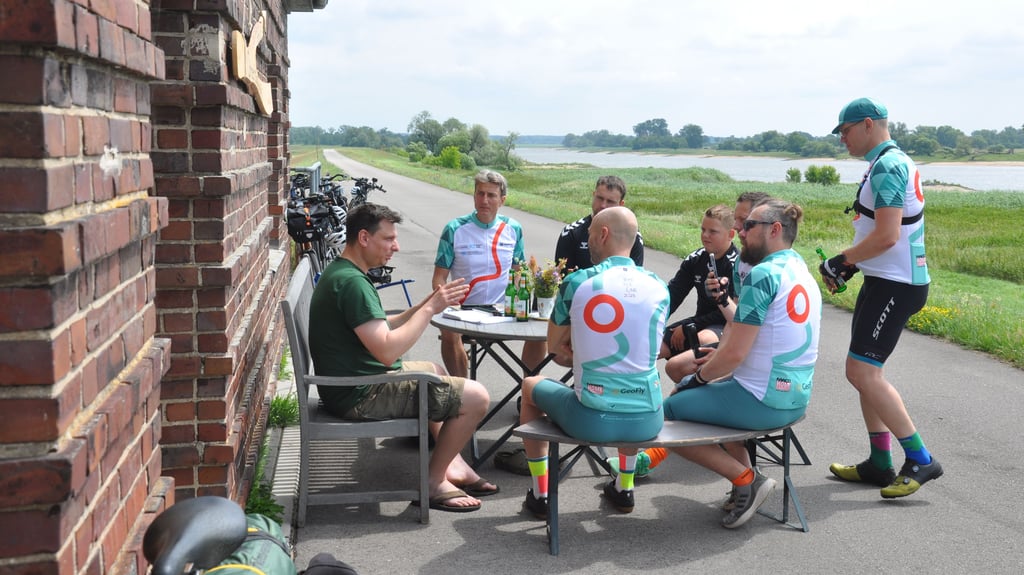 Ende Juni 2025 auf dem Mitteldeich zwischen Havel und Elbe (im Bild) an der früheren Orderstation Havelort bei Werben. Matthias Wollenheit (von links) im Gespräch mit der Gedenk-Radgruppe. Jörg Türmer initiierte die Tour.