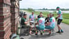 Ende Juni 2025 auf dem Mitteldeich zwischen Havel und Elbe (im Bild) an der früheren Orderstation Havelort bei Werben. Matthias Wollenheit (von links) im Gespräch mit der Gedenk-Radgruppe. Jörg Türmer initiierte die Tour.