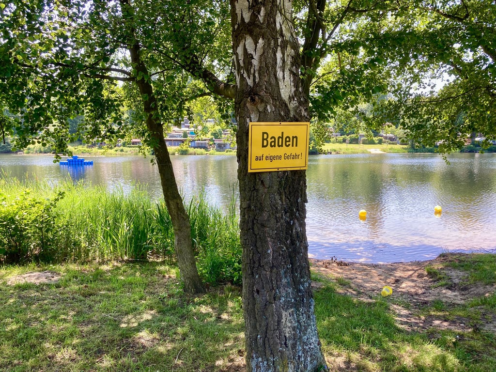Ein Camping-Badesee mit blauer Plastikinsel: Der Bremer Teich.