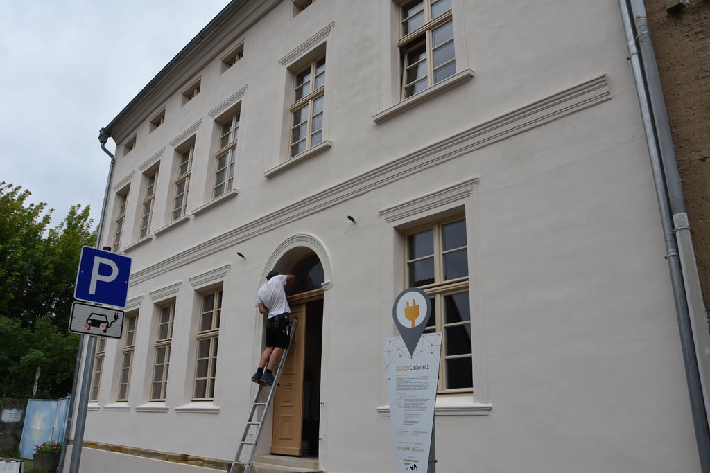 Die vordere Fassade des alten Gerichts in Kalbe, das dem Verein Künstlerstadt gehört, ist bereits saniert. Aber es gibt dort noch viel Investitionsbedarf.