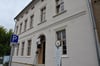 Die vordere Fassade des alten Gerichts in Kalbe, das dem Verein Künstlerstadt gehört, ist bereits saniert. Aber es gibt dort noch viel Investitionsbedarf.