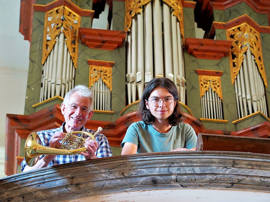 Musikalisches Gespann mit 46 Jahren Altersunterschied: Gerhard Schieferstein (63/mit Corno da caccia in den Händen) und Linus Cebulla (17/an der Orgel) sind bei einem Konzert in Burgscheidungen live zu erleben.