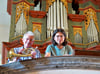 Musikalisches Gespann mit 46 Jahren Altersunterschied:  Gerhard Schieferstein (63/mit Corno da caccia in den Händen) und Linus Cebulla (17/an der Orgel) sind bei einem Konzert in Burgscheidungen live zu erleben. 