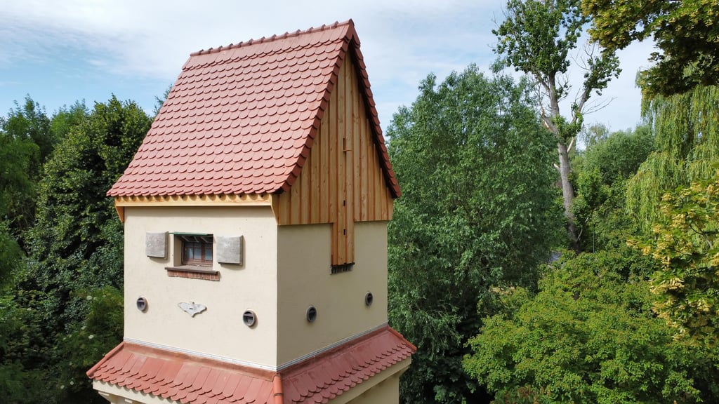 Rund um den neugestalteten Turm in Winningen sind Verstecke und Einflugschneisen für Vögel und Fledermäuse angebracht.