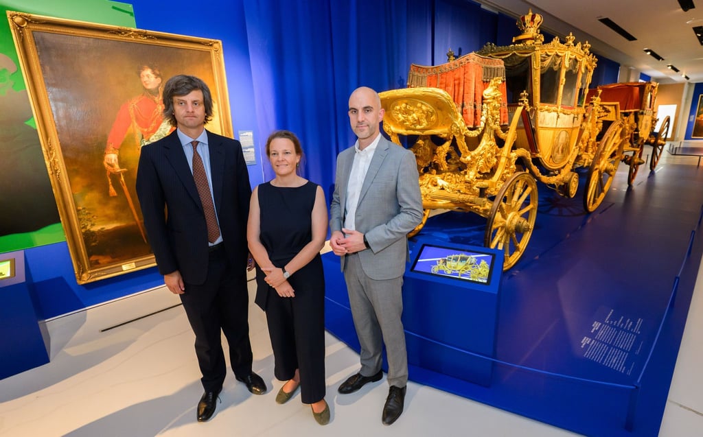 Ernst August Prinz von Hannover (links), Hannovers Kulturdezernentin Eva Bender und Oberbürgermeister Belit Onay (Grüne) präsentieren die neue Ausstellung über das Königreich Hannover zwischen 1814 und 1866.