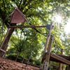 Der Autofahrer fuhr im Burgenlandkreis gegen einen Spielturm auf einem Spielplatz.&nbsp;