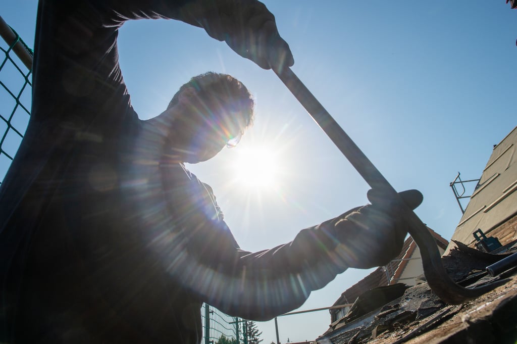 Angesichts der hohen Temperaturen verlegen viele Dachdecker ihre Arbeitszeit derzeit auch in Weißenfels in den frühen Morgen. Doch das hat auch seine Grenzen.