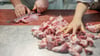 Bakteriell verunreinigtes Fleisch aus mehreren Metzgereien in Nordfrankreich hat eine Krankheitsserie mit 29 betroffenen Kindern und einem Todesfall ausgelöst. (Symbolbild)