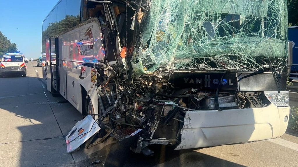 Auf der Autobahn 2 ist in Fahrtrichtung Berlin bei Theeßen ein Reisebus in einen Unfall verwickelt. Es gibt mehrere Verletzte.