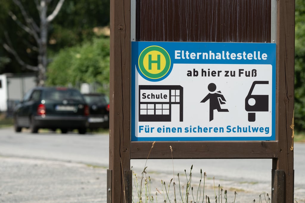 Die Fahrt mit dem Elterntaxi fördert nicht die Selbständigkeit von Kindern. Vor der Ganzstagsgrundschule in Stendal ist dieses Umsorgen das kleinere Übel.