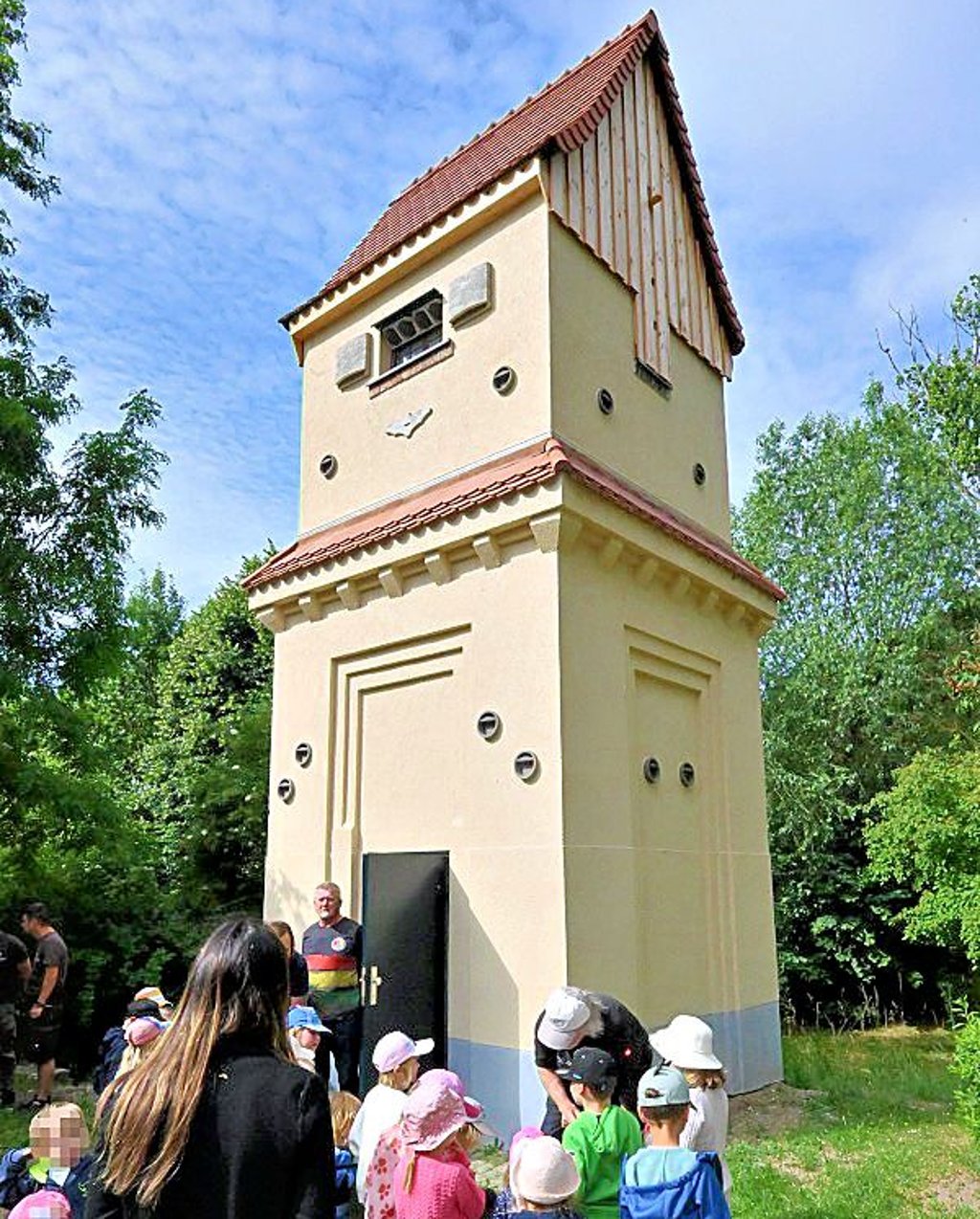 Der alte Trafo-Turm hat neues Leben eingehaucht bekommen.