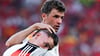 Thomas Müller (rechts) traut seinem früheren DFB-Kollegen Florian Wirtz Erfolge in Liverpool zu.