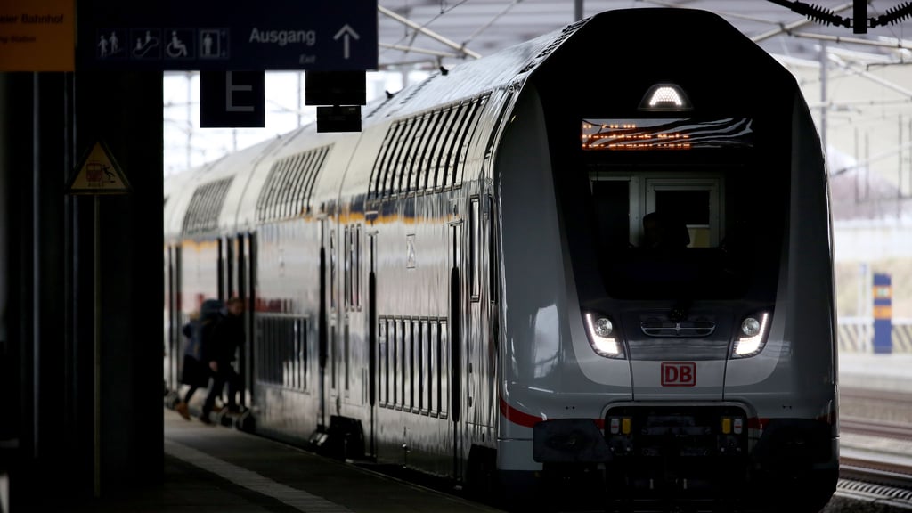 Ein Doppelstock-IC am Flughafen Leipzig/Halle.