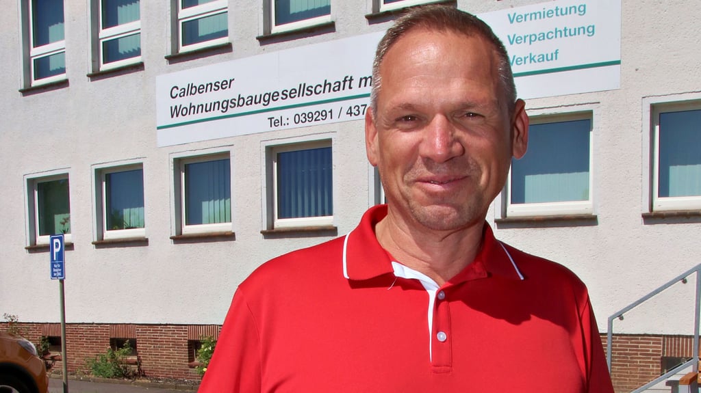 Alexander Berlin vor der Geschäftsstelle der Calbenser Wohnungsbaugesellschaft.