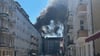 Eine große Rauchsäule steht über einem Haus in Berlin-Schöneberg, in dem ein Feuer ausgebrochen ist.