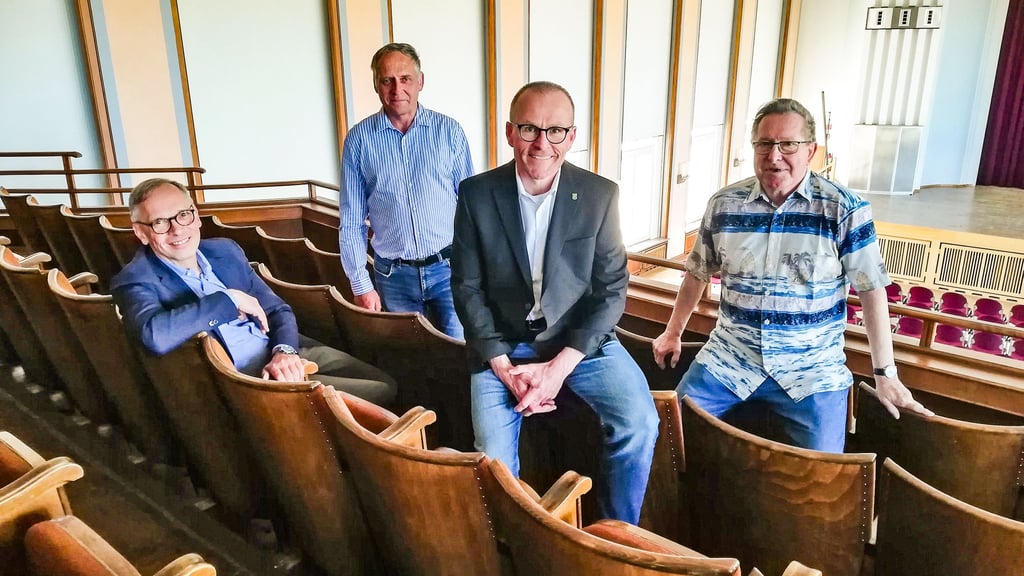 Generationswechsel im Hyzet-Klubhaus: René Voigtmann (2. von links) übernimmt ab 1. Januar 2026 das Hyzet-Klubhaus in Alttröglitz. Er löst damit den langjährigen Hausleiter Klaus-Dieter Deuser (rechts) ab. Im Bild Infra-Chef Christoph Hansel (links) und Bürgermeister Mark Fischer.