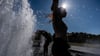 Temperaturen von annähernd 40 Grad in der Hauptstadt - diese Touristen nutzen einen Brunnen zur Abkühlung.