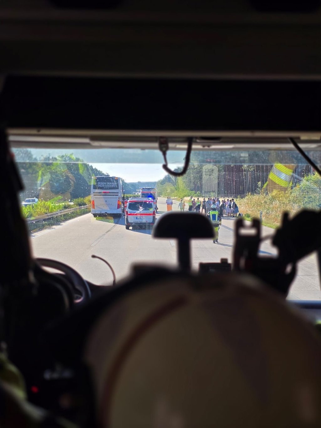 Blick aus einem Einsatzfahrzeug der Feuerwehr bei der Anfahrt zur Unfallstelle auf der Autobahn 2 bei Theeßen.