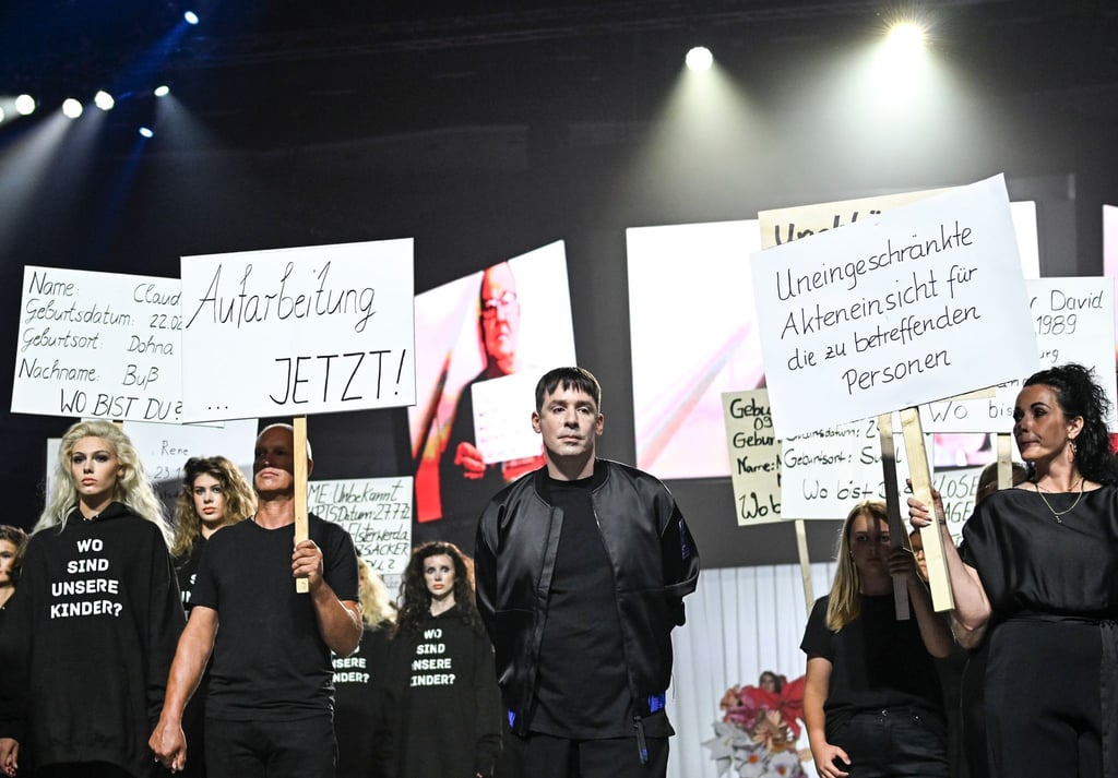 Die Show zu Kilian Kerners neuer Kollektion sieht teils aus wie eine Demonstration.