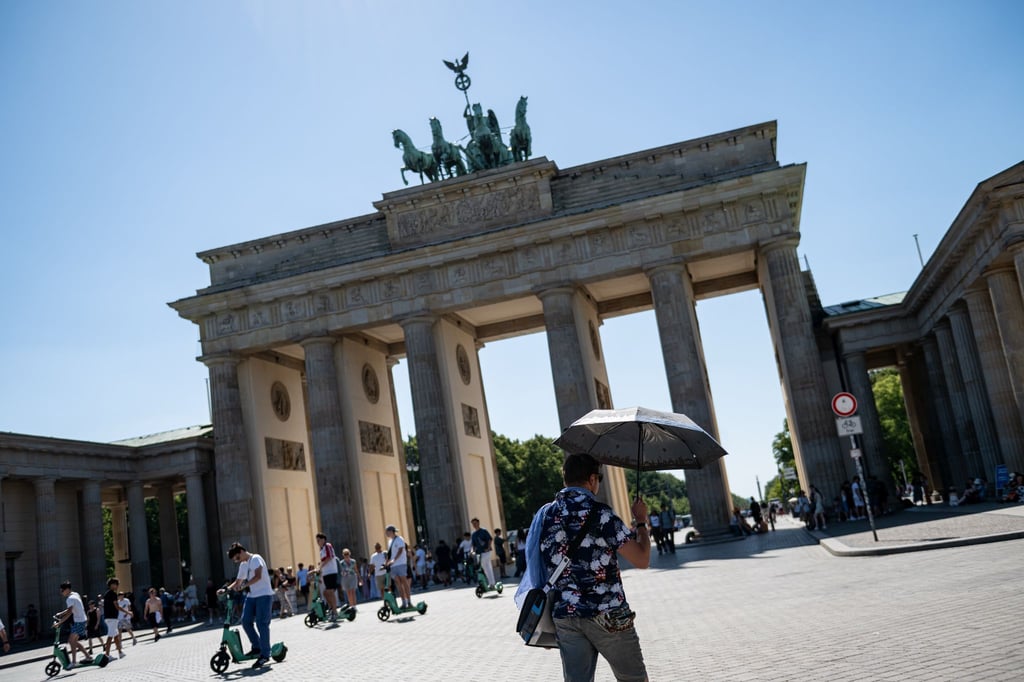 Mutig, wer sich bei der Hitze ans Brandenburger Tor wagte.