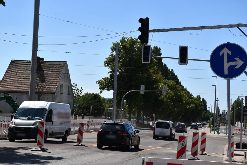 Seit Frühjahr 2024 ging es an dieser Kreuzung in Magdeburg nur in eine Richtung. Nun ist der Weg zum Magdeburger Ring aber auch wieder frei.