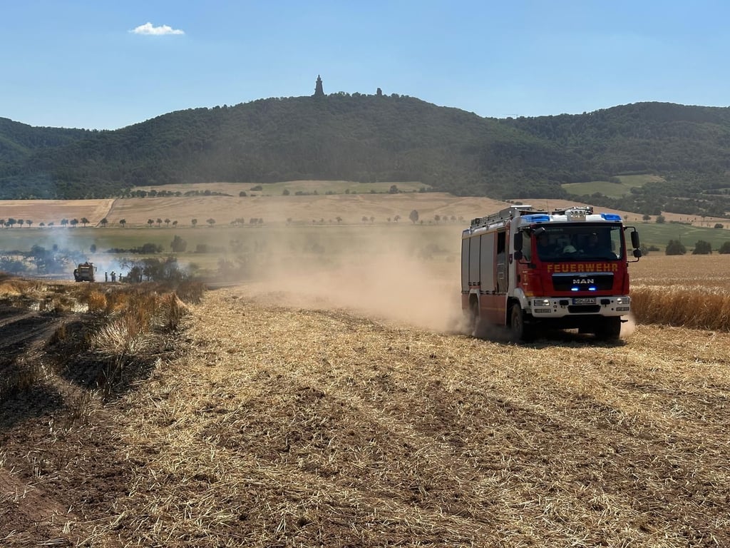 Ein Großaufgebot an Feuerwehren ist auf dem Feld unterhalb des Kyffhäusers in der Goldenen Aue im Einsatz.