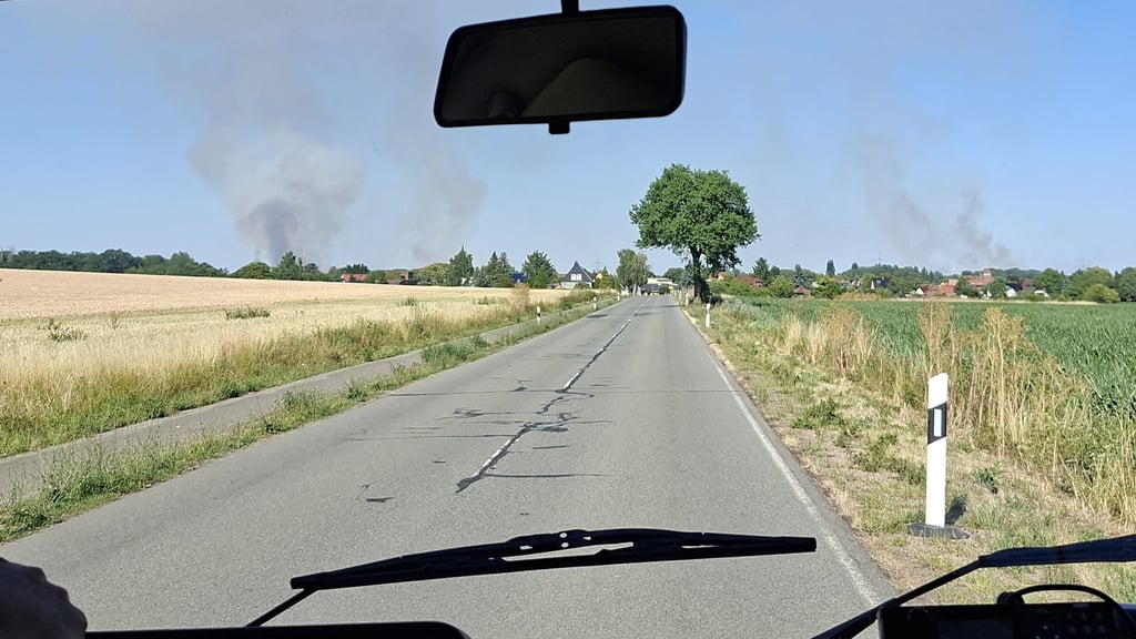 Rauchwolken über dem Salzland: Entlang der Bahnstrecke brennt es an mehreren Stellen.