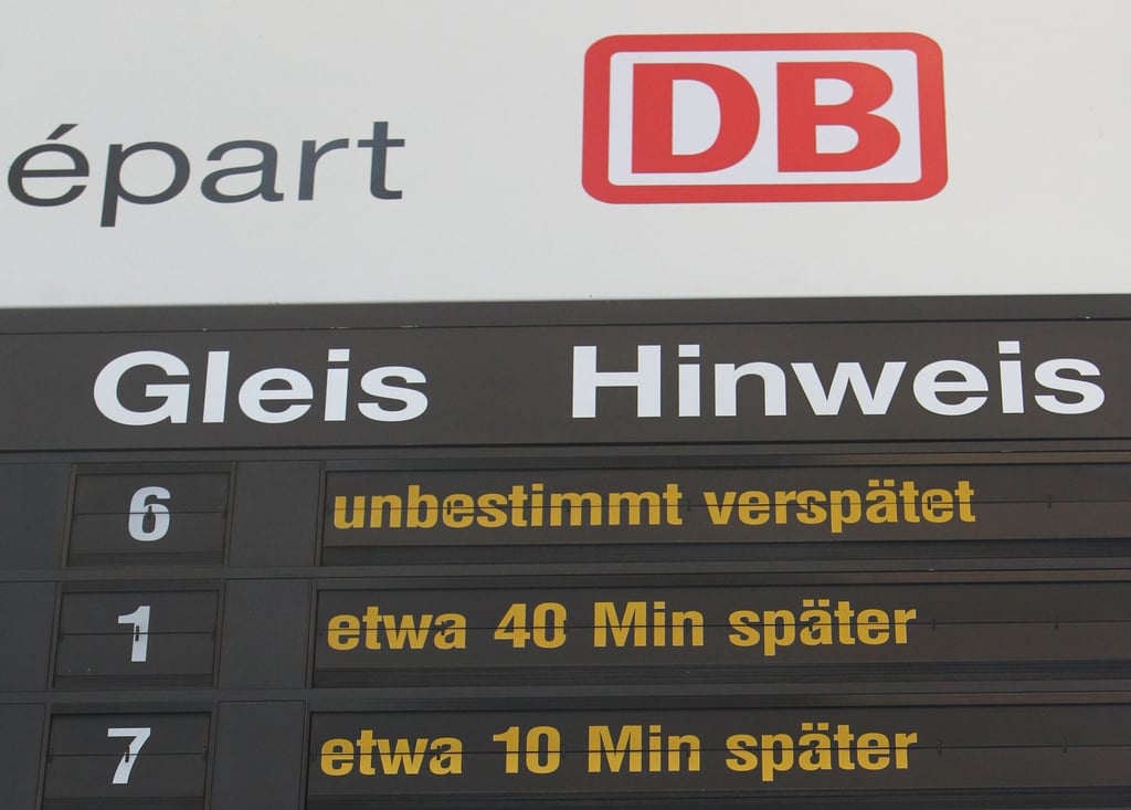 Blick auf eine Anzeigetafel auf einem Bahnhof.