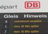 Blick auf eine Anzeigetafel auf einem Bahnhof. 
