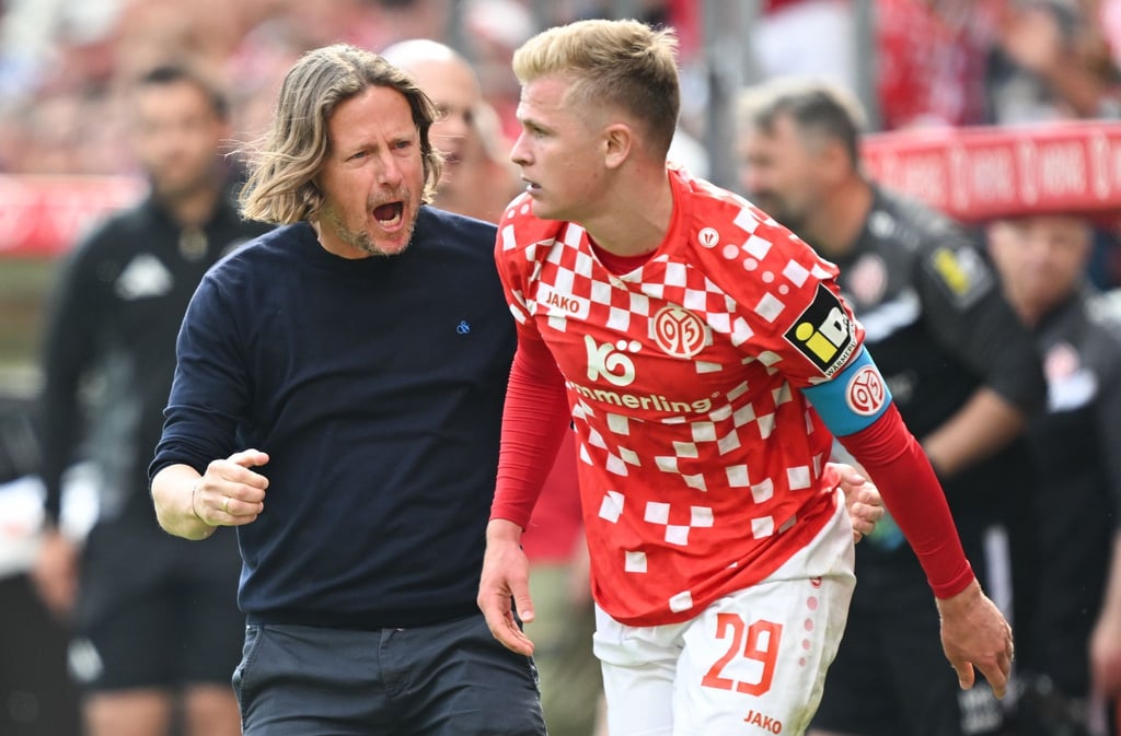 Der Mainzer Trainer Bo Henriksen muss Nationalstürmer Jonathan Burkardt in diesem Sommer womöglich ziehen lassen.