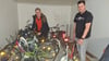 Bodo Zeymer und Niclas Henning im Fahrradkeller des Erich-Kästner-Grundschule in Haldensleben.