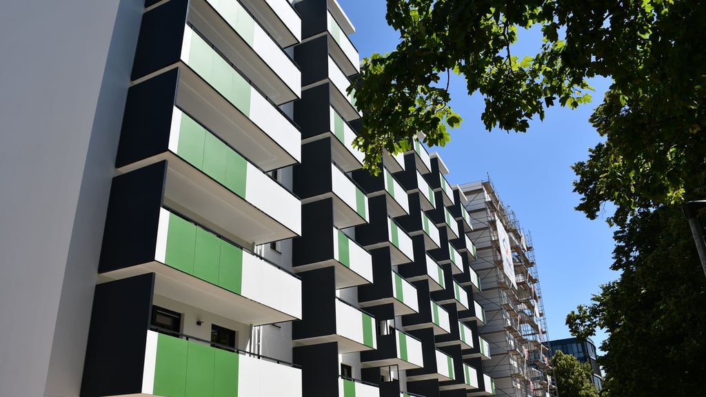 Weiß-grün sind die Balkone an dem neuen Wohnhaus in Magdeburg gehalten. 54 Wohnungen stehen dort bald zur Vermietung.