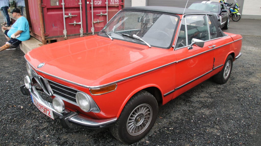 Knapp 100 PS leistet der BMW 2002 mit Baujahr 1973.
