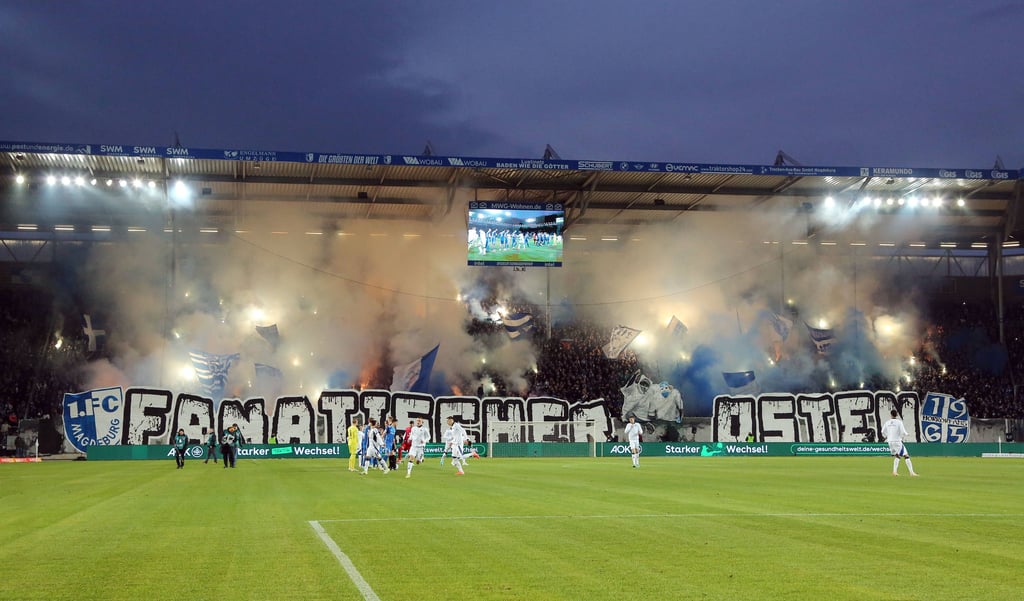 Allein die Pyroshow der Fans beim Heimspiel gegen den Hamburger SV kostete den 1. FC Magdeburg 18.500 Euro.