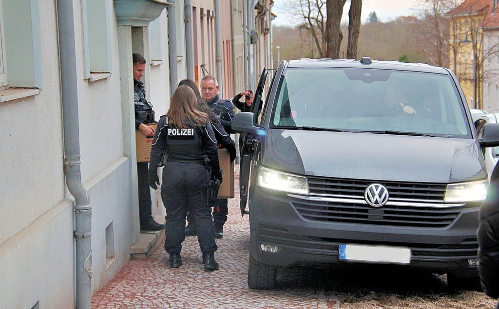 Gleich nach dem Anschlag hatten Polizisten die Wohnung von Taleb A. in der Christianstraße in Bernburg stundenlang durchsucht und Kartons mit Beweismaterial sichergestellt.