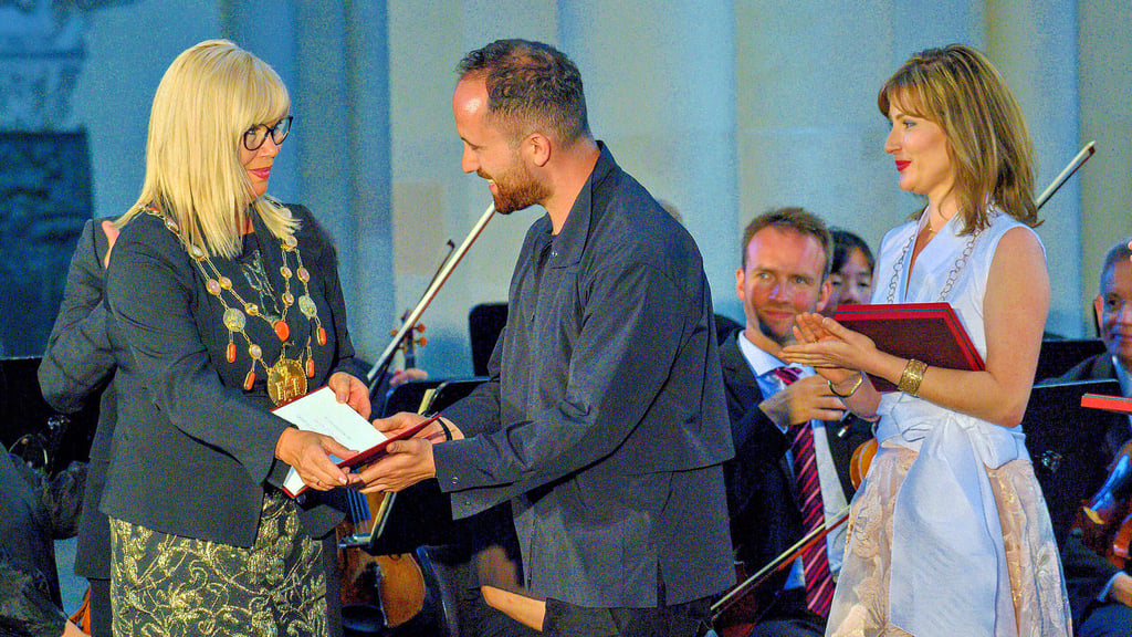 Simone Borris (l.) überreicht dem Pianisten Igor Levit und der Violinistin Lisa Batiashvili im Magdeburger Dom den Kaiser-Otto-Preis 2025.