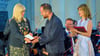 Simone Borris (l.) überreicht dem Pianisten Igor Levit und der Violinistin Lisa Batiashvili im Magdeburger Dom den Kaiser-Otto-Preis 2025. 