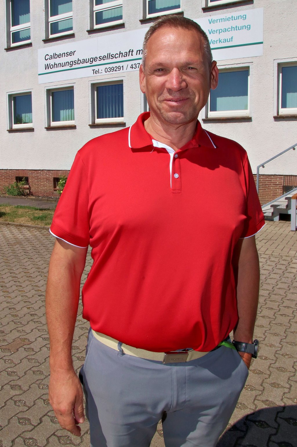 Alexander Berlin vor der Geschäftsstelle der Calbenser Wohnungsbaugesellschaft.