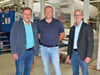 Firmenchef Michael Oldenburg (Mitte) stellte den beiden Bürgermeistern Peter Fries (links) und Stefan Reichelt den Betrieb in Unseburg vor. 