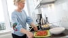 Grün für Obst und Gemüse: Verschieden farbige Schneidebretter können die Küchenhygiene verbessern.