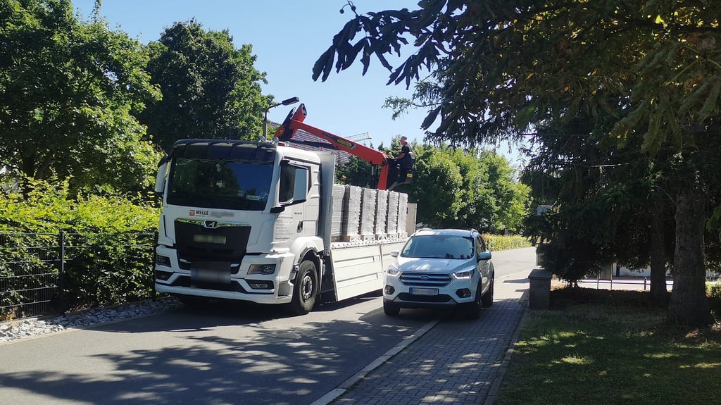 Bei der Begegnung von Lkw und Pkw muss in der Gebrüder-Rehse-Straße einer auf den Bürgersteig ausweichen