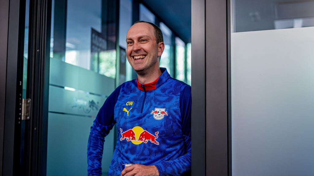 Erster Arbeitstag, ungewohntes Outfit: Ole Werner am Cottaweg.