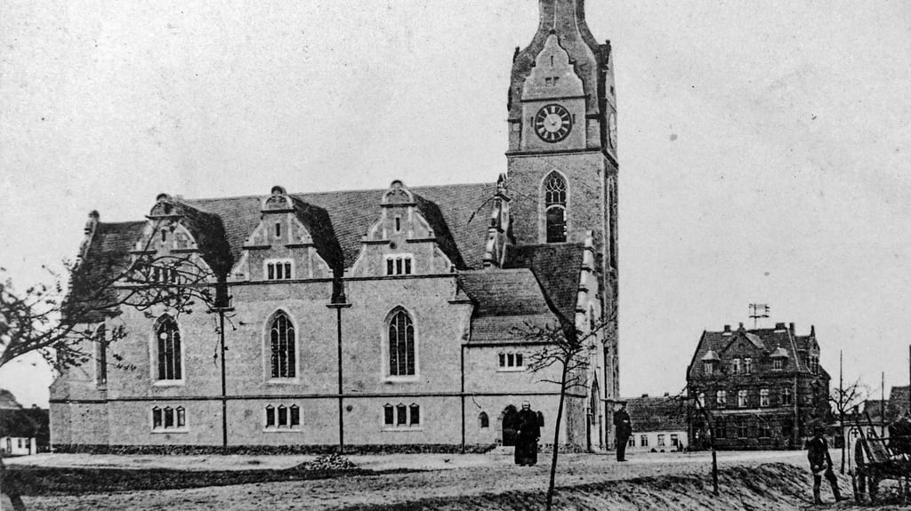 Die Christuskirche, hier eine alte Postkarte aus ihrer frühen Zeit, erhielt im Juni 1925 drei neue Glocken. Die heutige Straße „An der Christuskirche“ ist auf dieser Aufnahme noch ein Feldweg und unbefestigt.