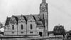  Die Christuskirche, hier eine alte Postkarte aus ihrer frühen Zeit, erhielt im Juni 1925 drei neue Glocken. Die heutige Straße „An der Christuskirche“ ist auf dieser Aufnahme noch ein Feldweg und unbefestigt.