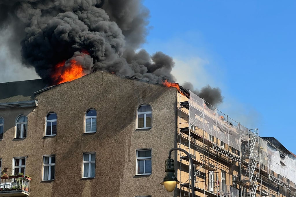 Dichter Rauch quillt aus dem Dach des Gebäudes in Schöneberg.