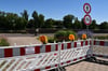 Ein Bereich der Elbuferpromenade in Magdeburg musste kurzfristig gesperrt werden. Schilder weisen auf Lebensgefahr hin.